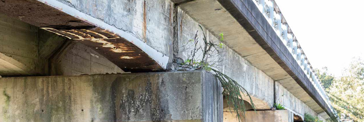 錆びた高架下の柱